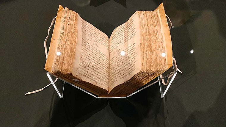 Los libros son los auténticos protagonistas de esta exposición que se encuentra en el Archivo General de Indias de Sevilla