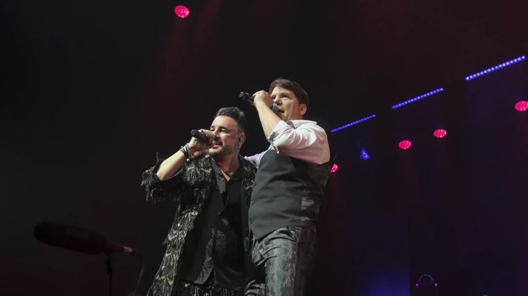 Andy y Lucas cantando en el Cartuja Center