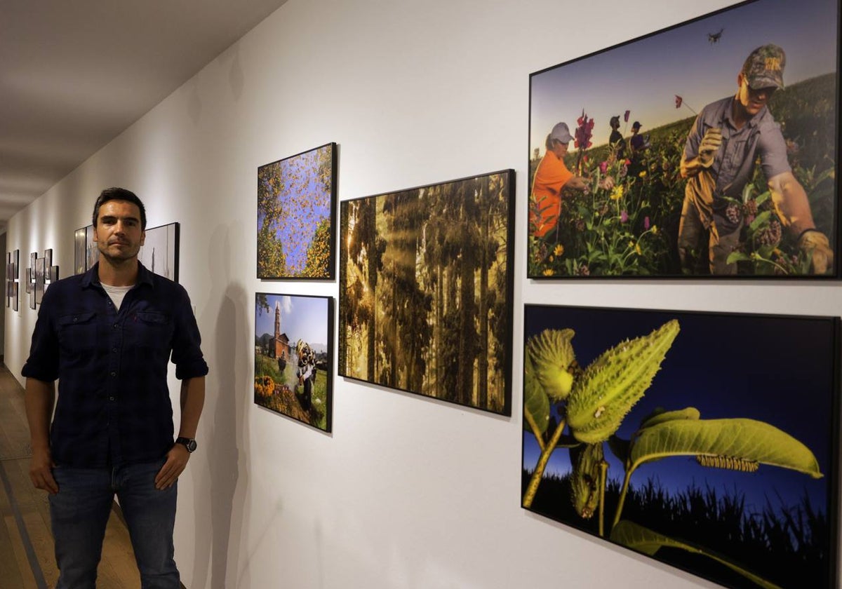 Jaime Rojo posa en la exposición de la Fundación Cajasol de Sevilla