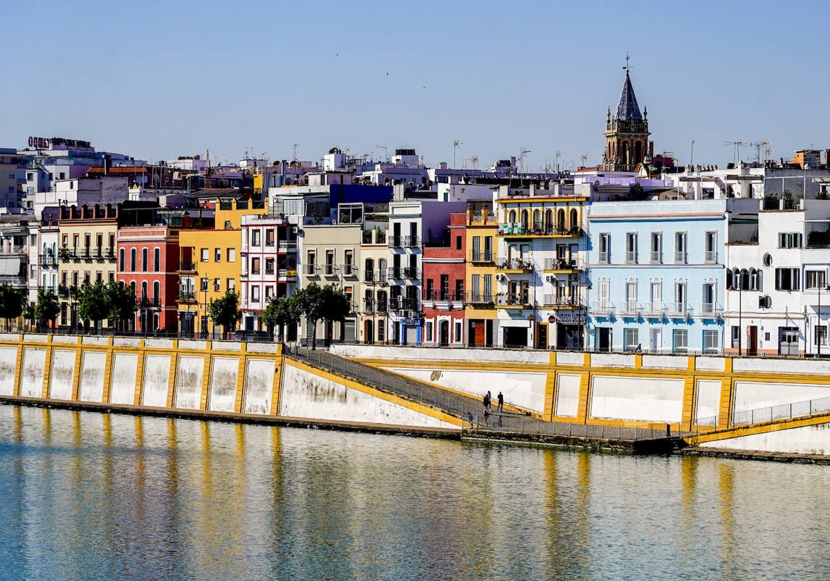 Vista de la calle Betis desde la orilla 'sevillana' del Guadalquivir, con la torre de Santa Ana al fondo