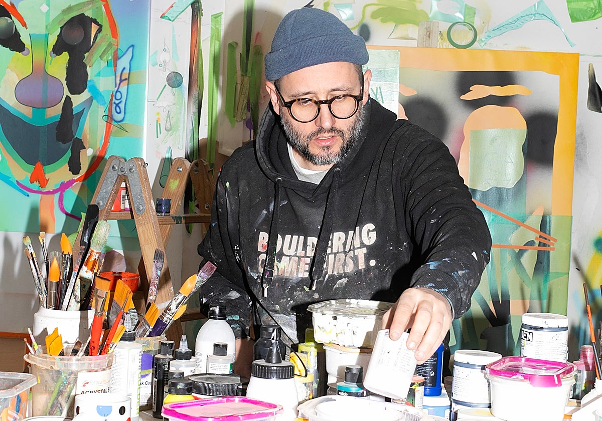 El artista Nano Abia en su estudio, inaugura una nueva exposición en Delimbo Gallery