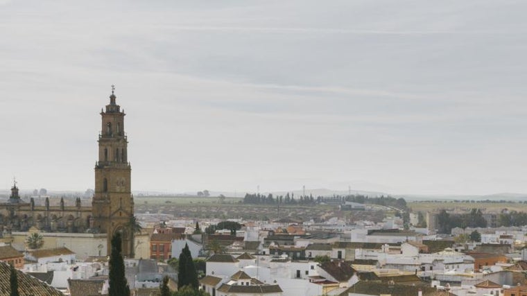 A la izquierda de la imagen puede contemplarse la torre de la iglesia de Santa María, uno de los templos más emblemáticos de Utrera