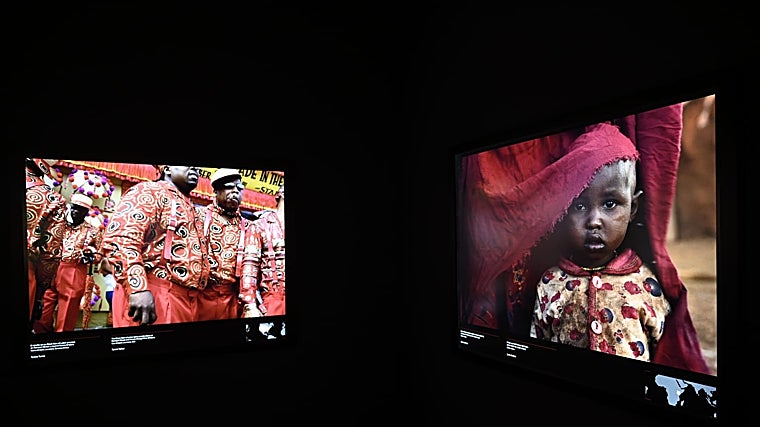 Imágenes de la exposición captando la mirada de una niña