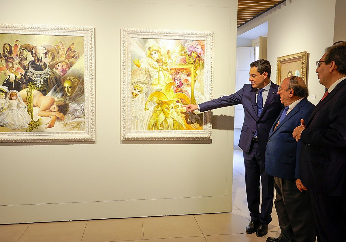 Juanma Moreno recorre junto a Juan Valdés la exposición que el artista ha inaugurado este jueves en Cajasol