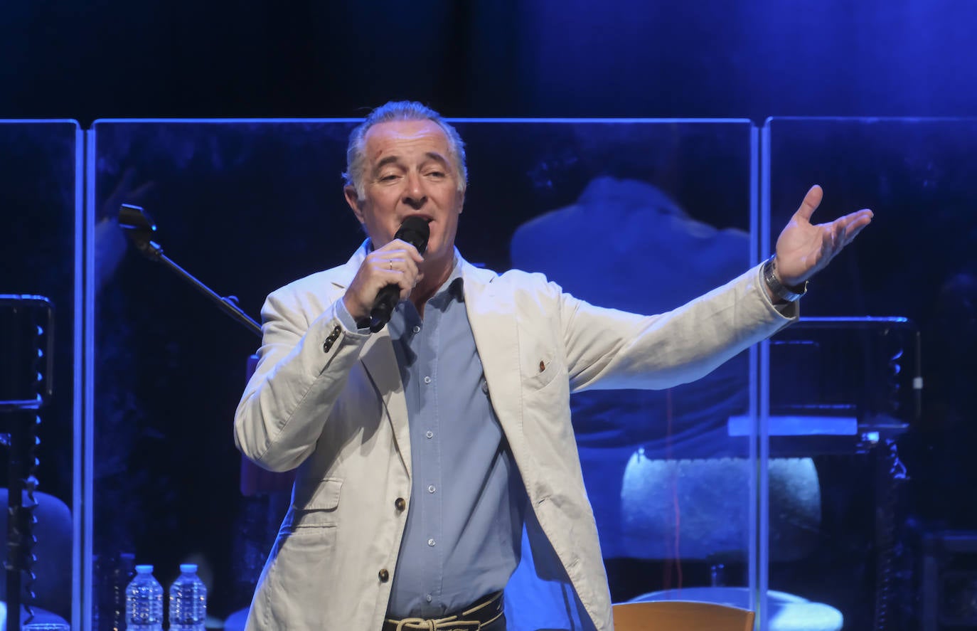 José Manuel Soto durante su concierto en el teatro de la Maestranza de Sevilla 