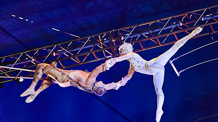 Acróbatas del Circo del Sol durante el espectáculo 'Alegría'