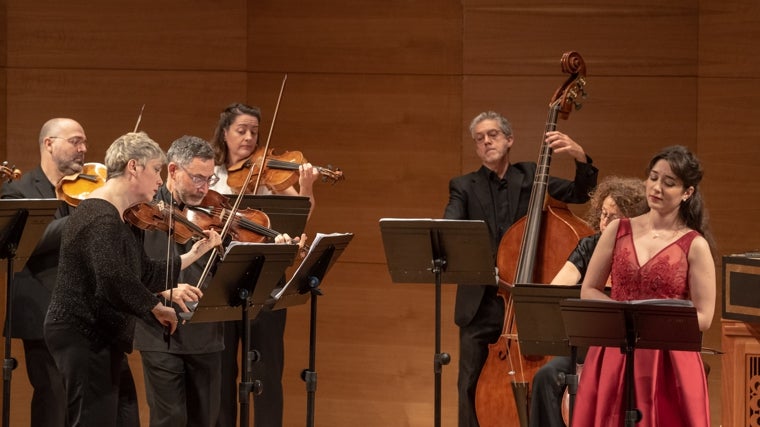 Olivia Centurioni, concertino y directora (a la izquierda) y Francesca Aspromonte