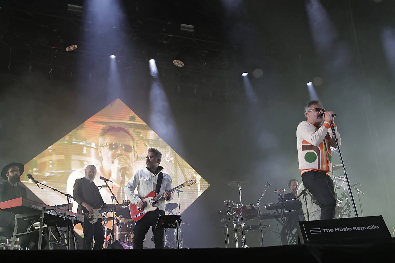 La actuación de Love of Lesbian en el Festival Interestelar conquista al público en Sevilla