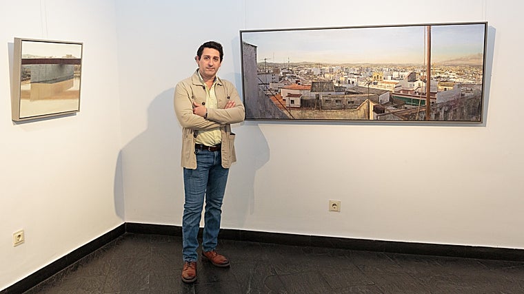 Francisco Vera ante varias de sus obras en la galería Haurie de Sevilla