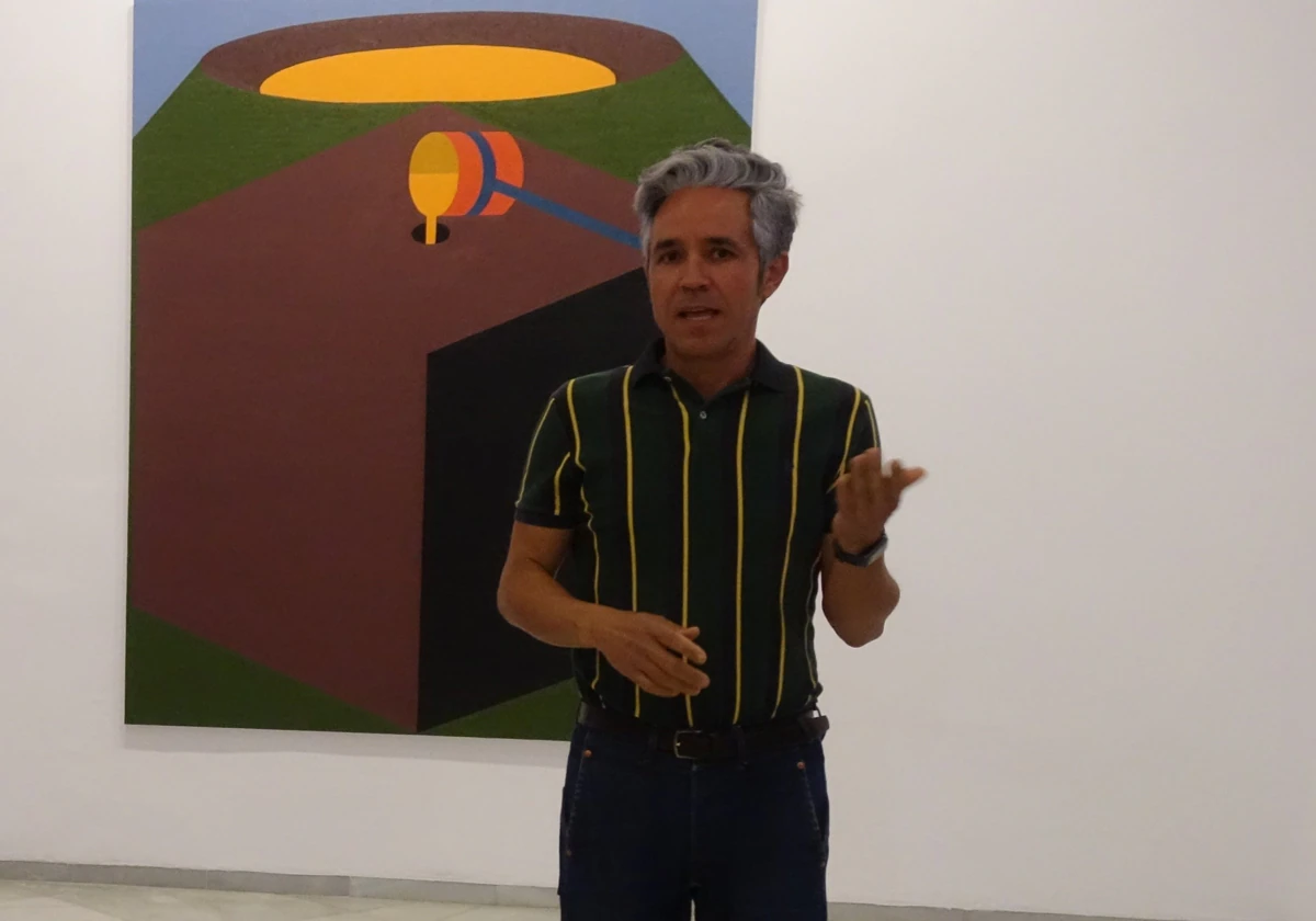 Ramón David Morales ante una de sus obras en la exposición de la galería Rafael Ortiz de Sevilla