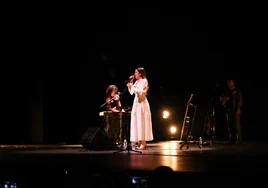Valeria Castro cantando en el Cartuja Center Cite