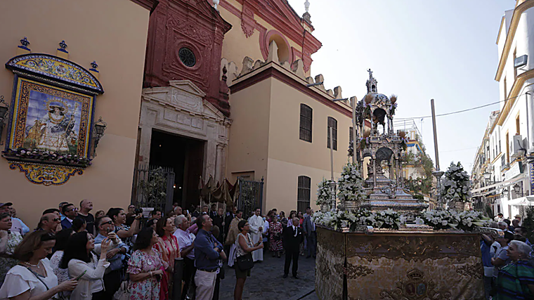 Salida del Corpus 'Chico' de Triana desde la Real Parroquia de Señora Santa Ana