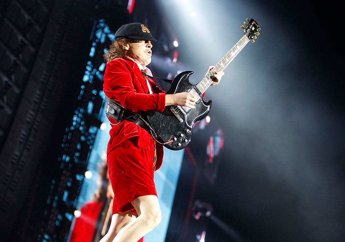 El genial guitarrista Angust Young estará en Sevilla junto al resto de la actual formación de AC/DC