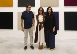 El artista Ignasi Aballí, la directora del CAAC, Jimena Blázquez y la comisaria de la muestra, Geovana Ibarra.