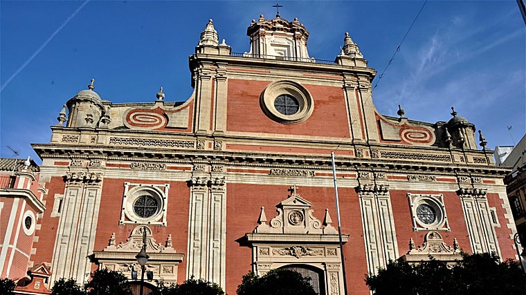 Fachada de la Iglesia Colegia del Divino Salvador