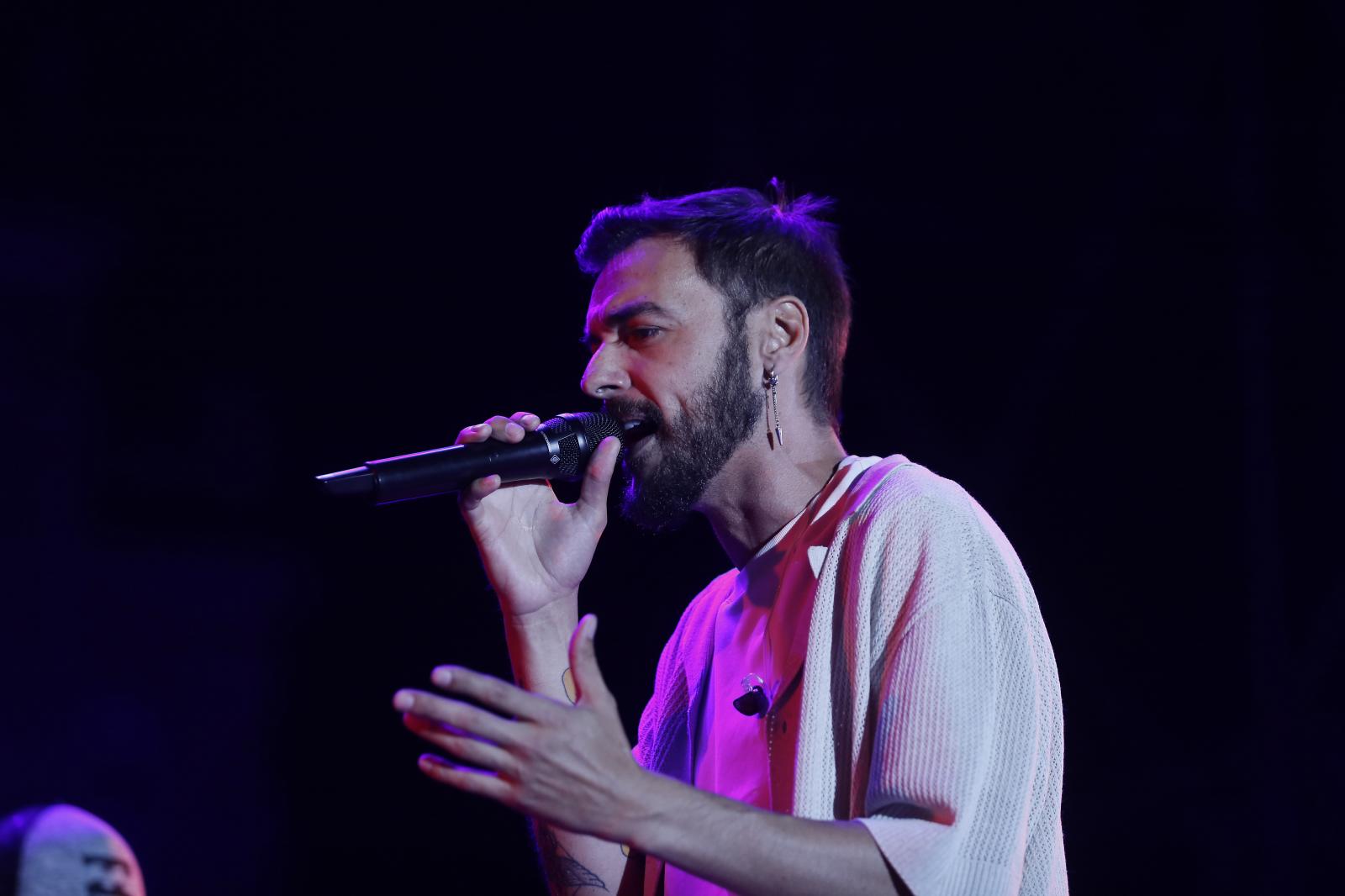 Un instante de la actuación del artista Raule en la Plaza de España este viernes