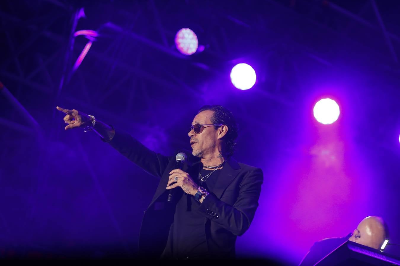 El artista latino durante su actuación este domingo en el escenario de la Plaza de España del Icónica 