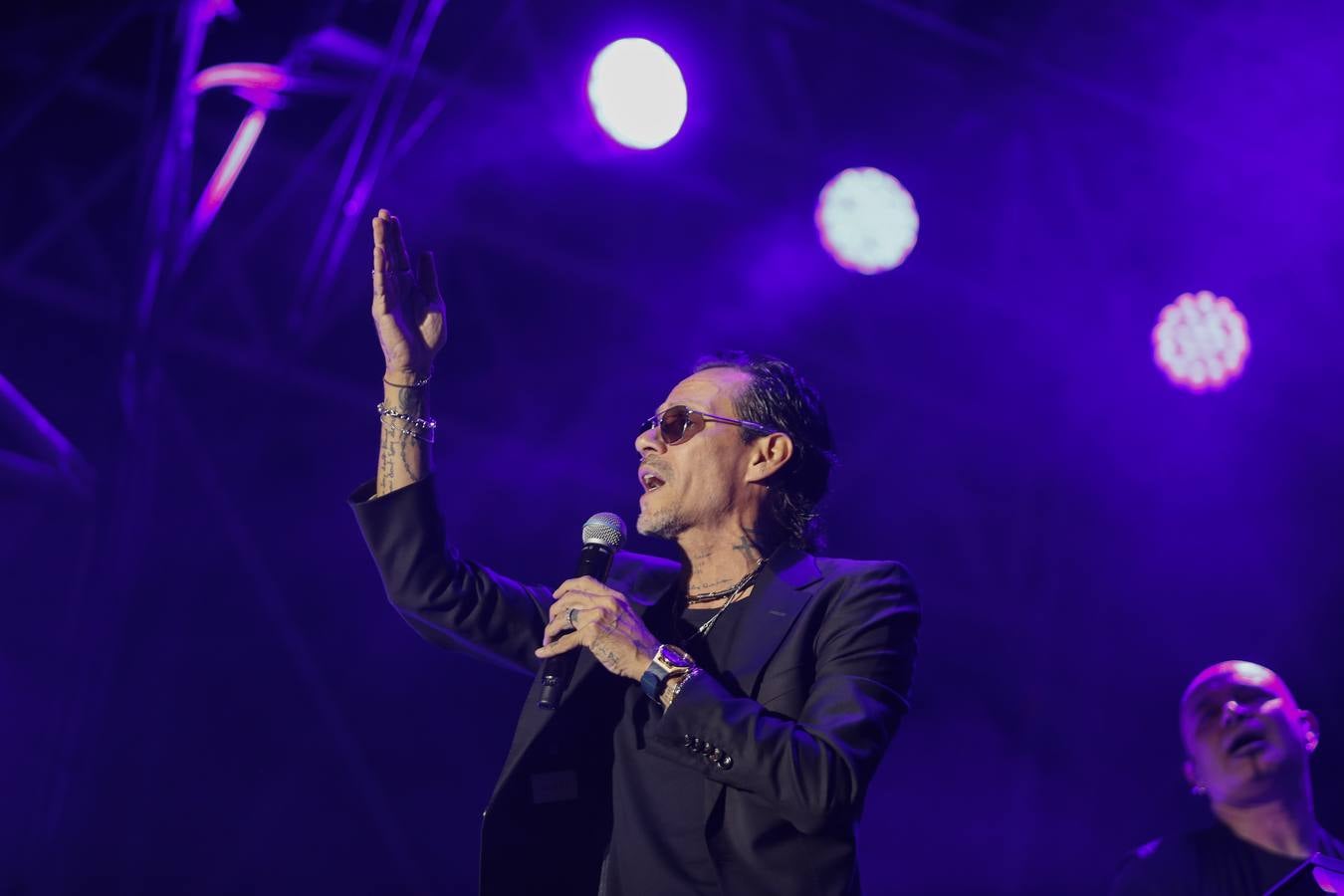 El artista latino durante su actuación este domingo en el escenario de la Plaza de España del Icónica 