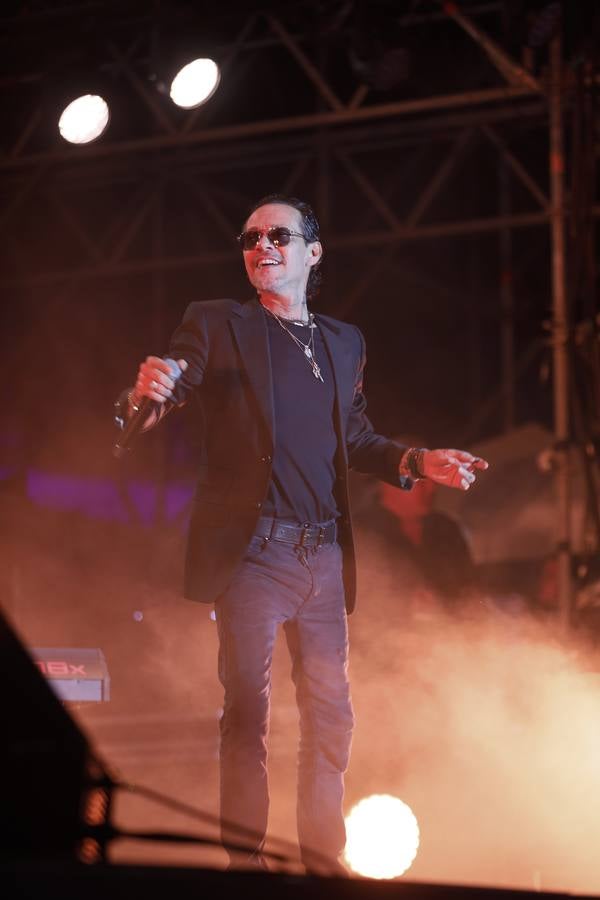 El artista latino durante su actuación este domingo en el escenario de la Plaza de España del Icónica 