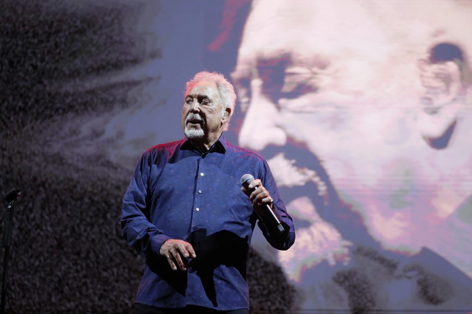 Tom Jones, durante su concierto en la Plaza de España de Sevilla