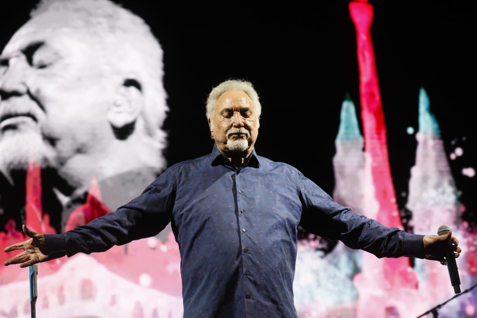 Tom Jones, durante su concierto en la Plaza de España de Sevilla