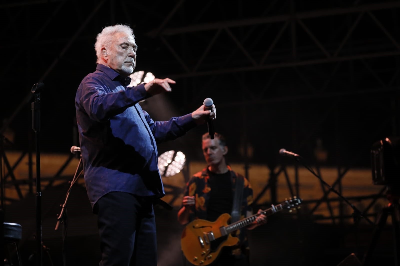 Tom Jones, durante su concierto en la Plaza de España de Sevilla