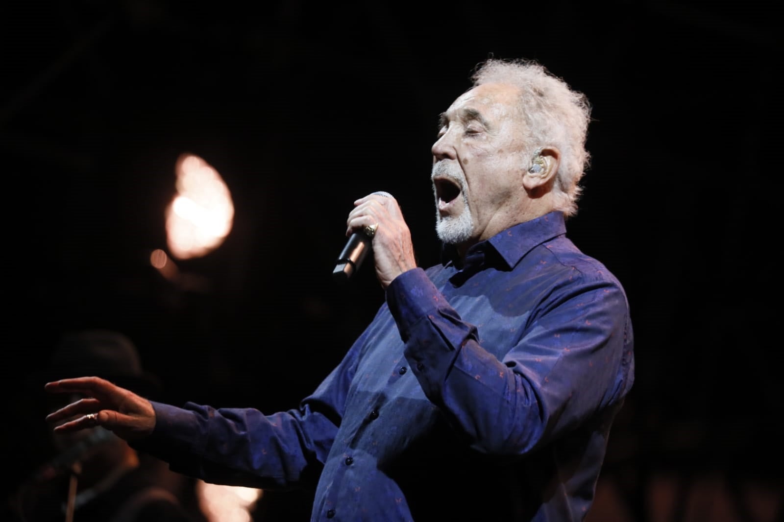 Tom Jones, durante su concierto en la Plaza de España de Sevilla