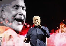 Tom Jones llena la Plaza de España de Sevilla con su voz