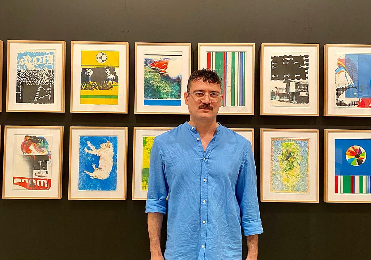 Javier Martin ante sus obras de la exposición inaugurada en el espacio Atín Aya