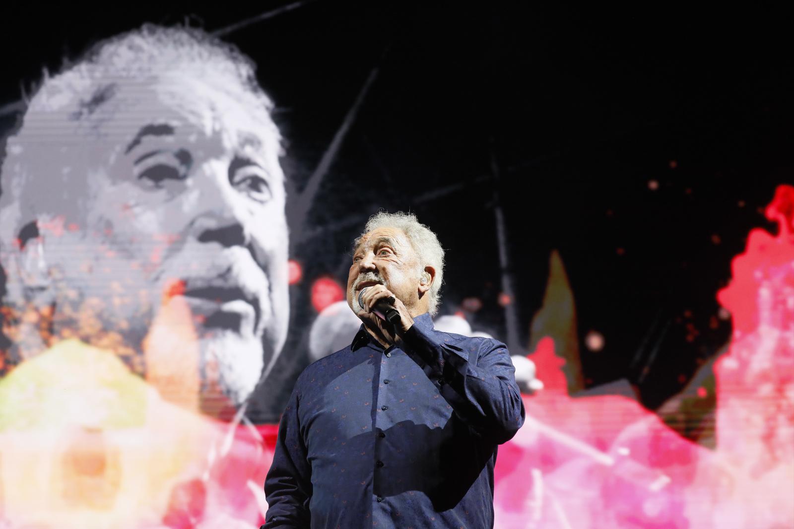 Tom Jones, durante su concierto en la Plaza de España de Sevilla