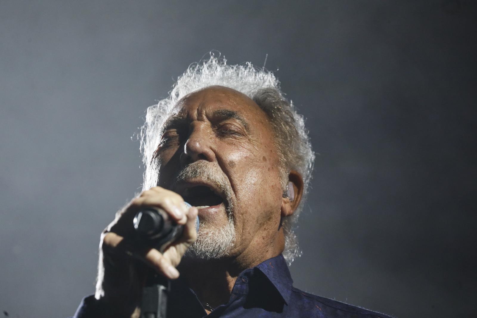 Tom Jones, durante su concierto en la Plaza de España de Sevilla