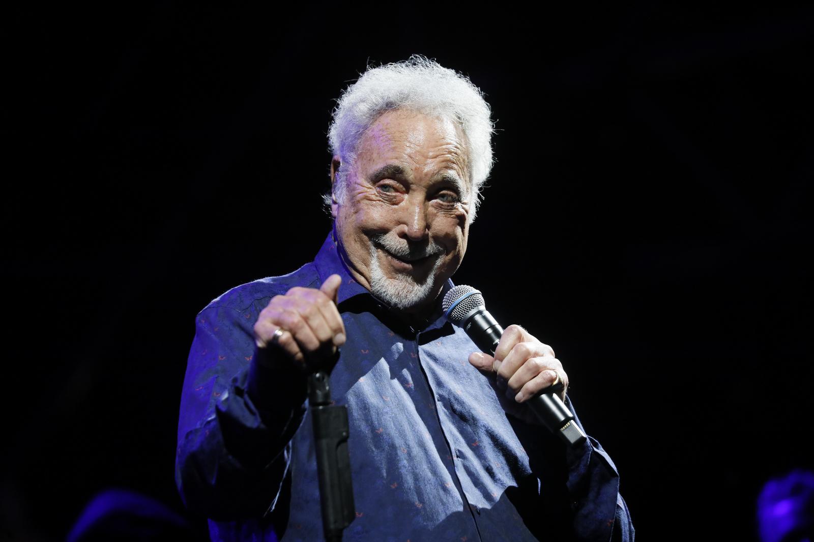 Tom Jones, durante su concierto en la Plaza de España de Sevilla