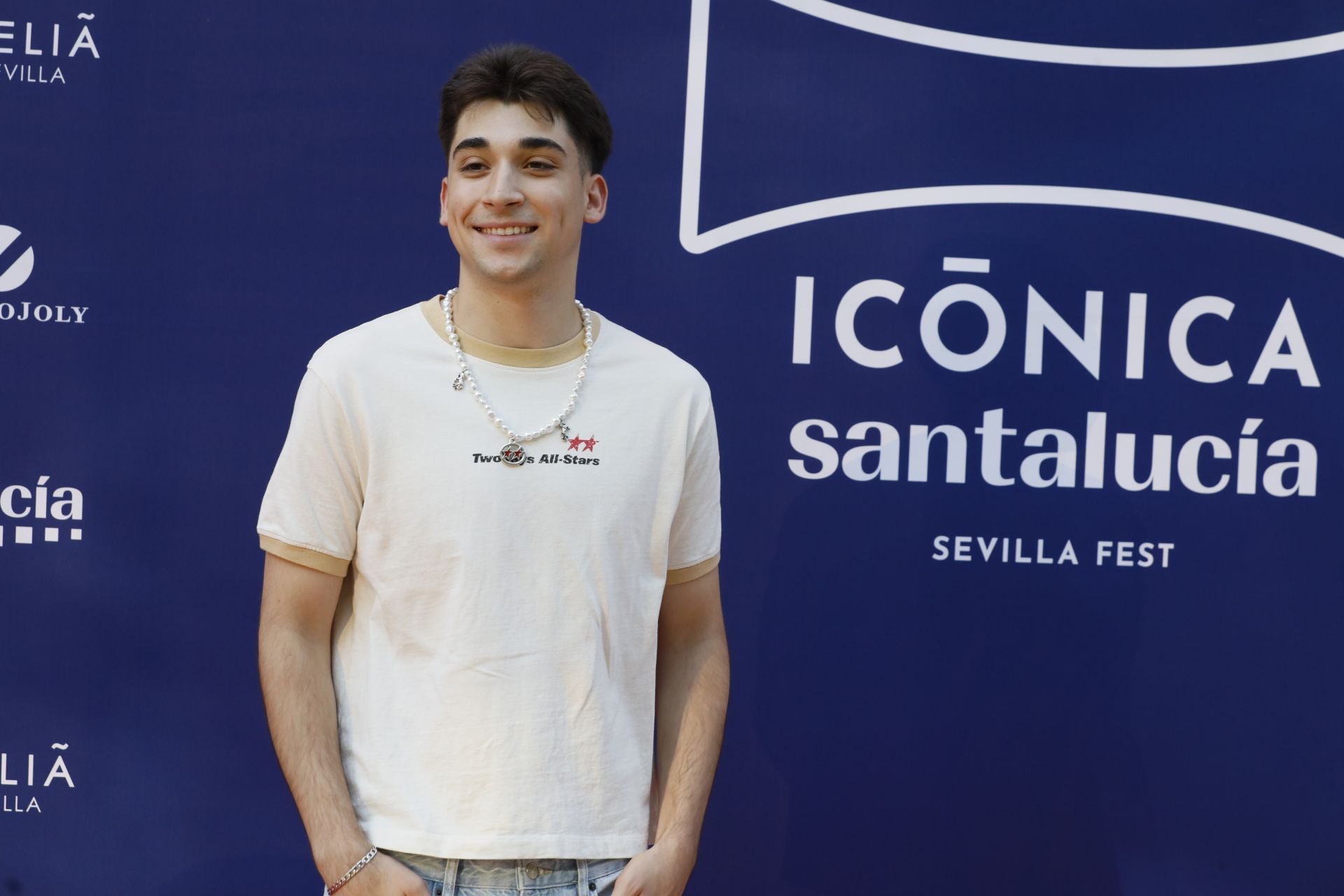 Carlos Playa en el photocall del Icónica Fest en la Plaza de España de Sevilla