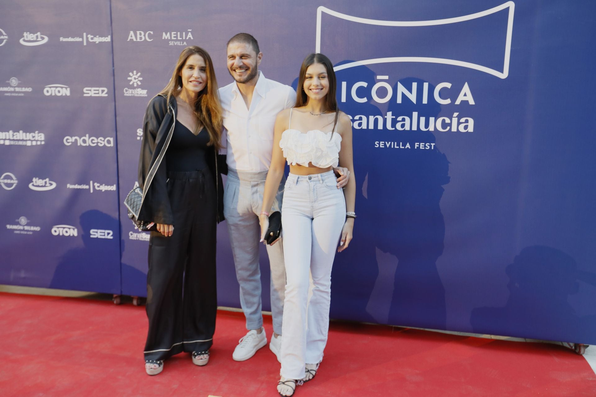 Joaquín con su familia en el photocall del Icónica Fest en la Plaza de España de Sevilla