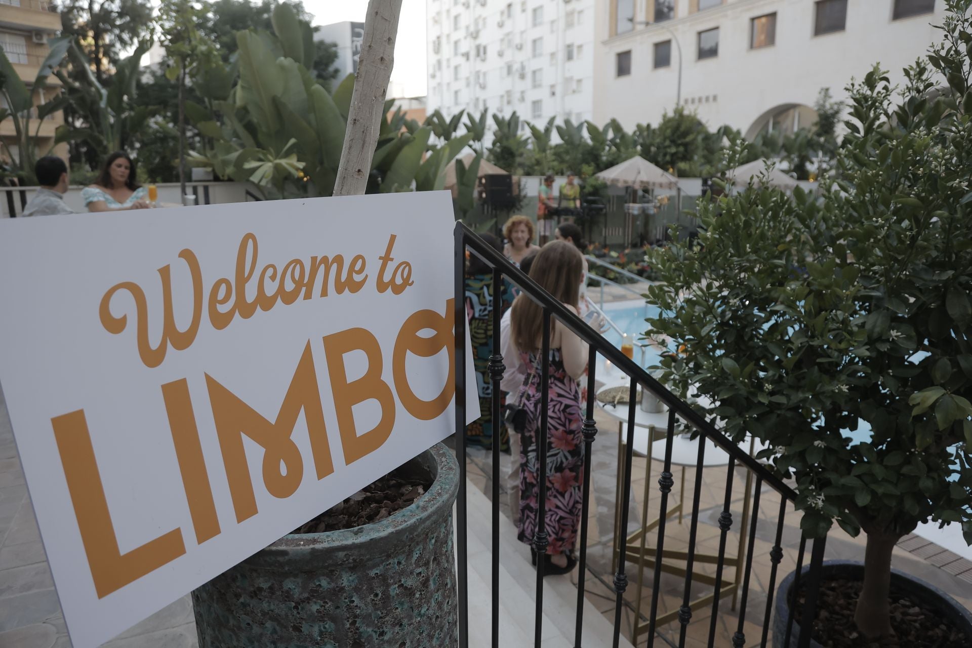 La inauguración de la terraza Limbo Cocktail &amp; Pool Lounge del Hotel Only You de Sevilla, en imágenes