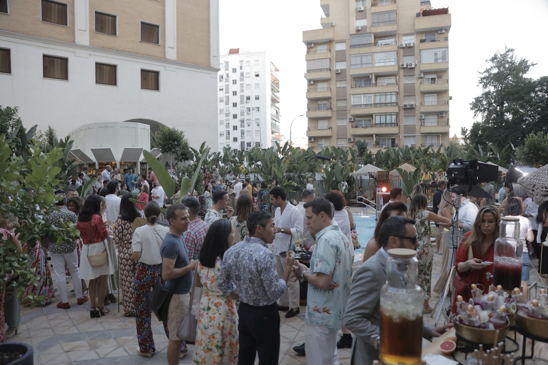 Animado ambiente en la fiesta de inauguración de la terraza Limbo