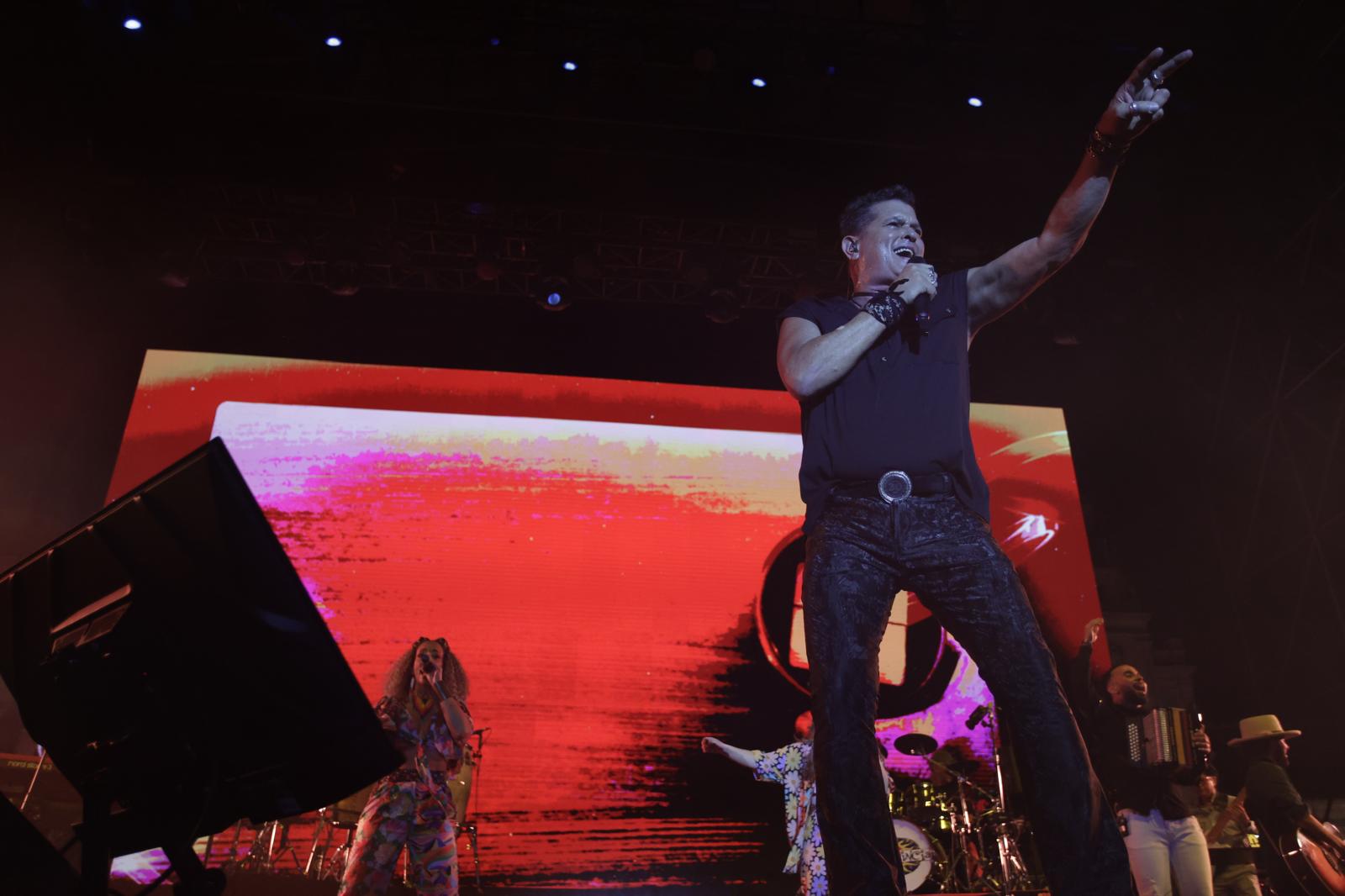 El rey del vallenato, en un momento de su actuación en el escenario de la Plaza de España