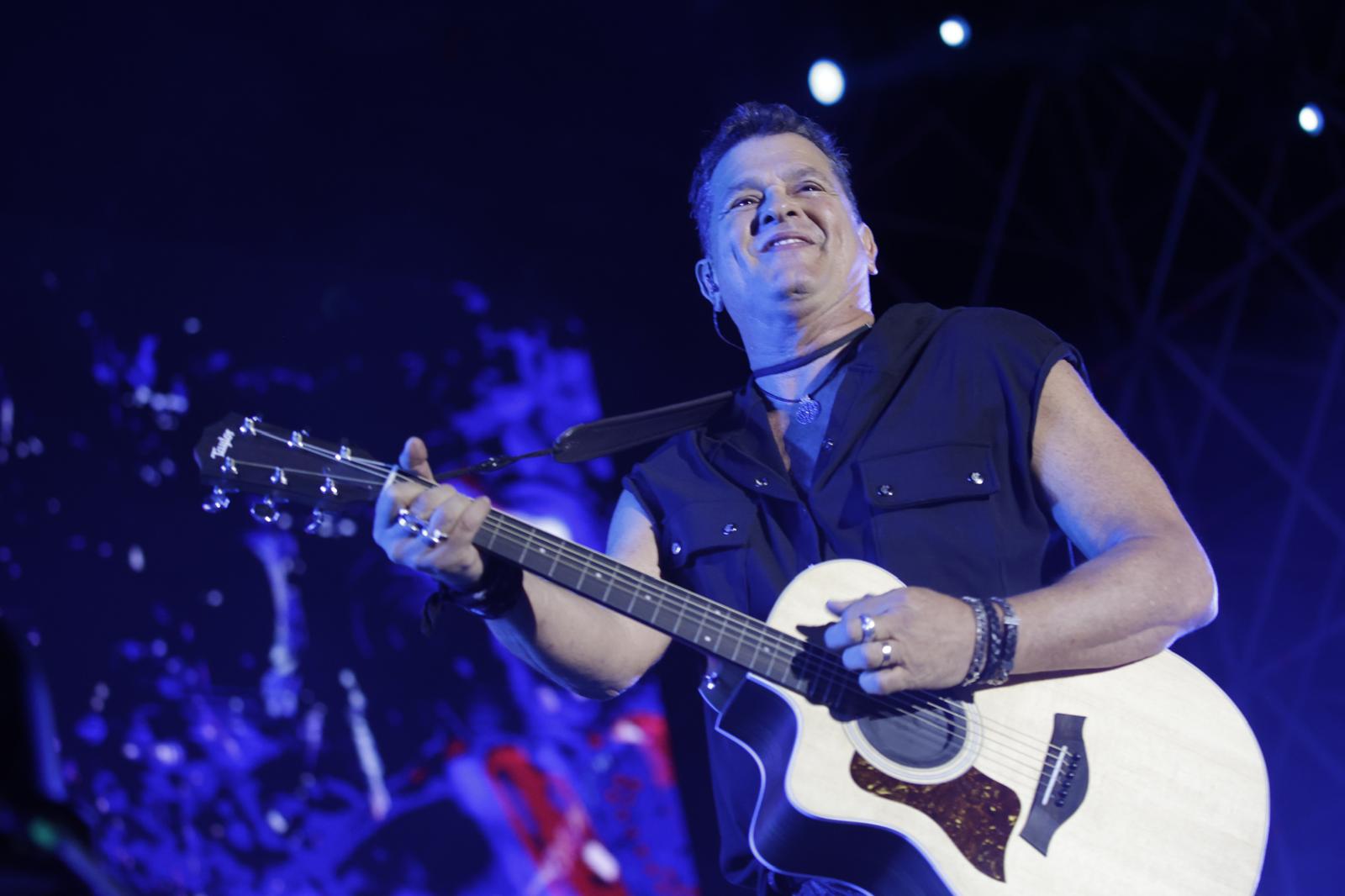 El rey del vallenato, en un momento de su actuación en el escenario de la Plaza de España