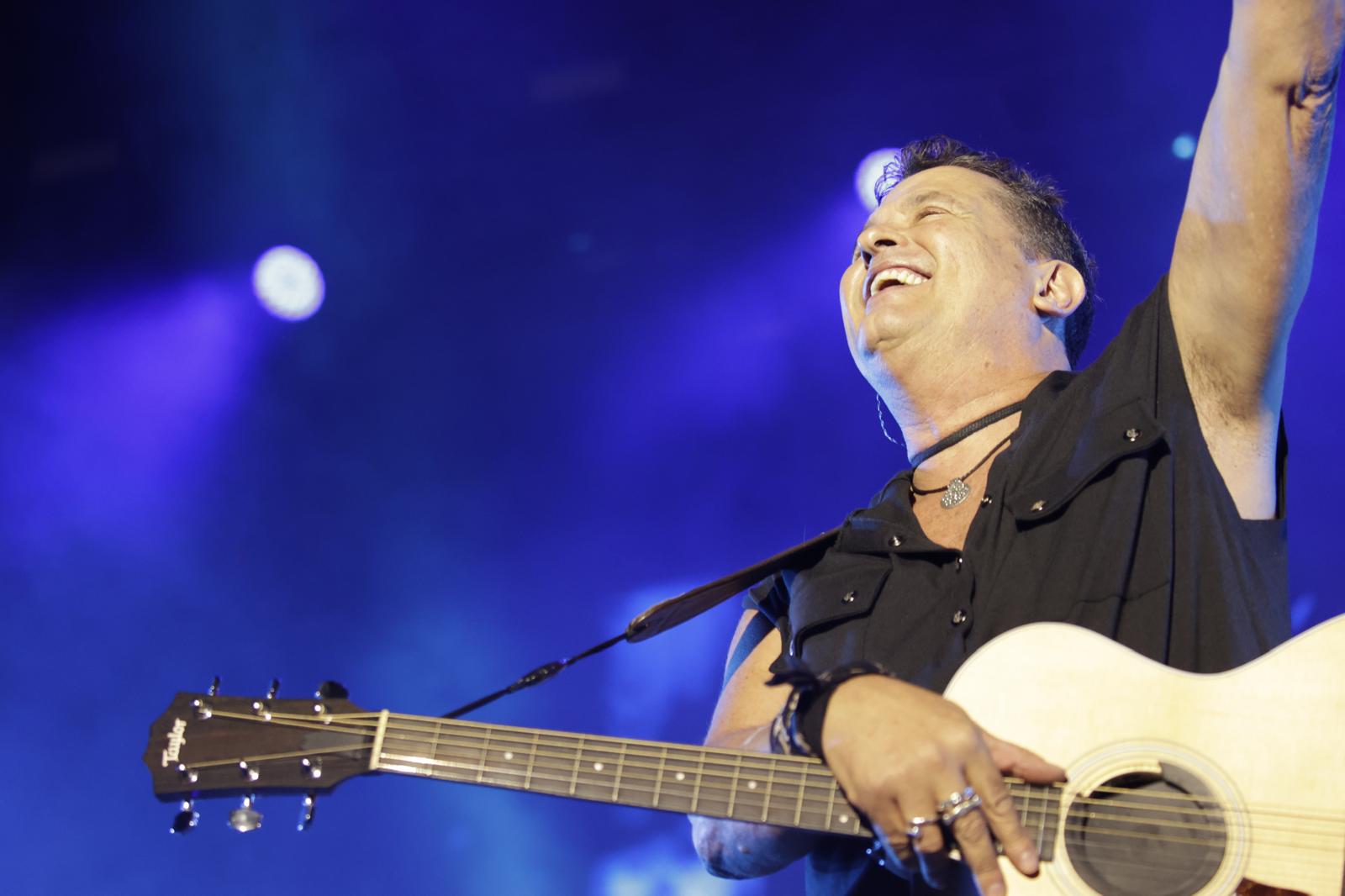 El rey del vallenato, en un momento de su actuación en el escenario de la Plaza de España