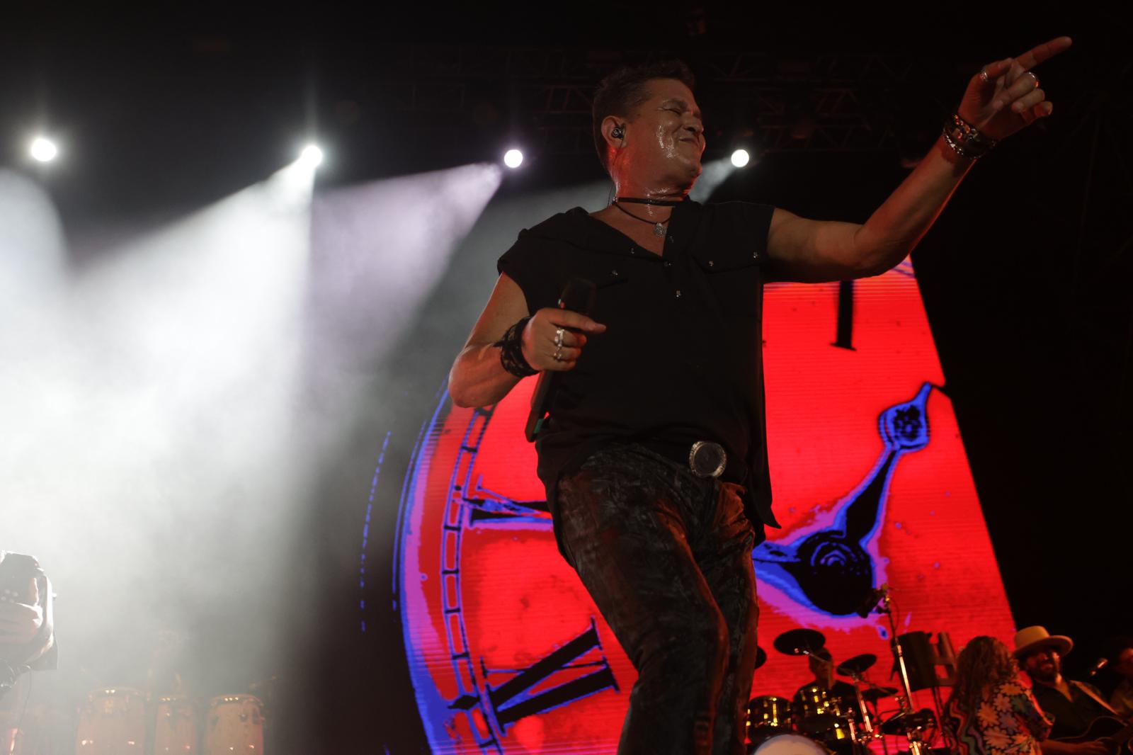 El rey del vallenato, en un momento de su actuación en el escenario de la Plaza de España