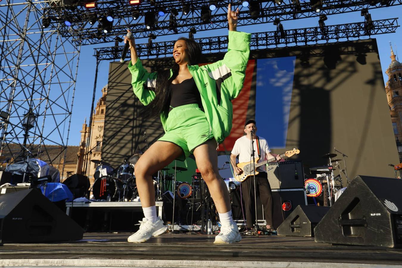 El grupo Chk Chk Chk, como previa al concierto de Orbital y Arcade Fire