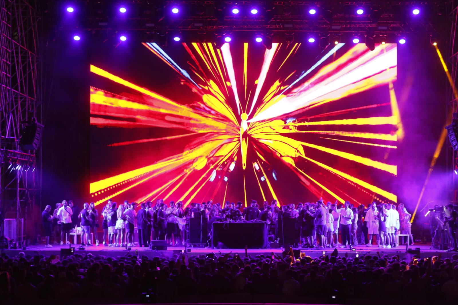 Un instante del concierto de Michael Bibi en la Plaza de España este sábado