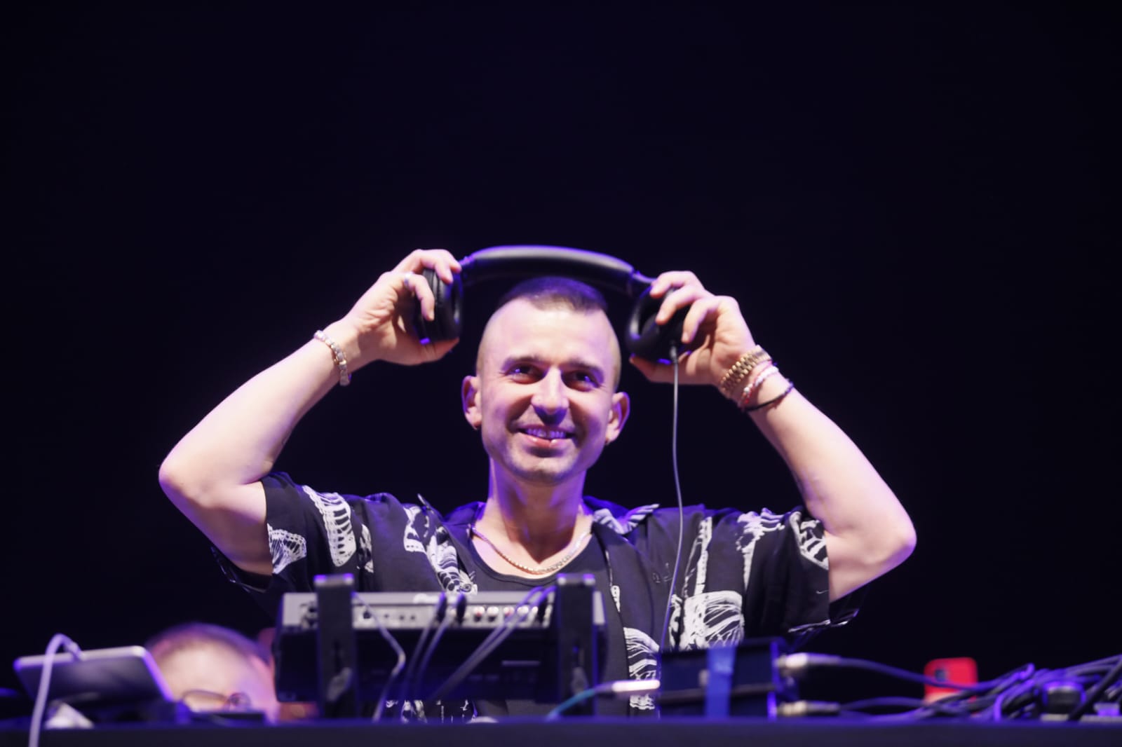 Un instante del concierto de Michael Bibi en la Plaza de España este sábado