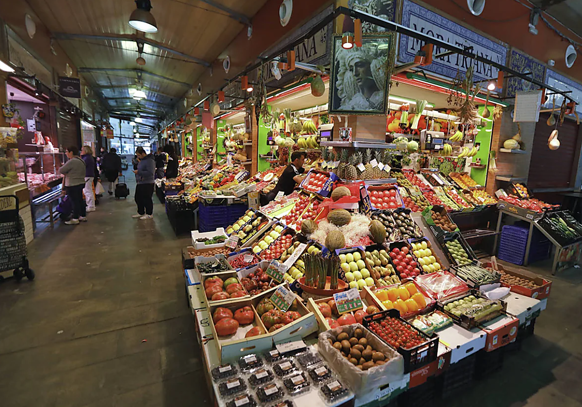 Visitar el Mercado de Triana, al igual que otros mercados de abastos de la ciudad, es uno de los mejores planes gratuitos para hacer en Sevilla este verano