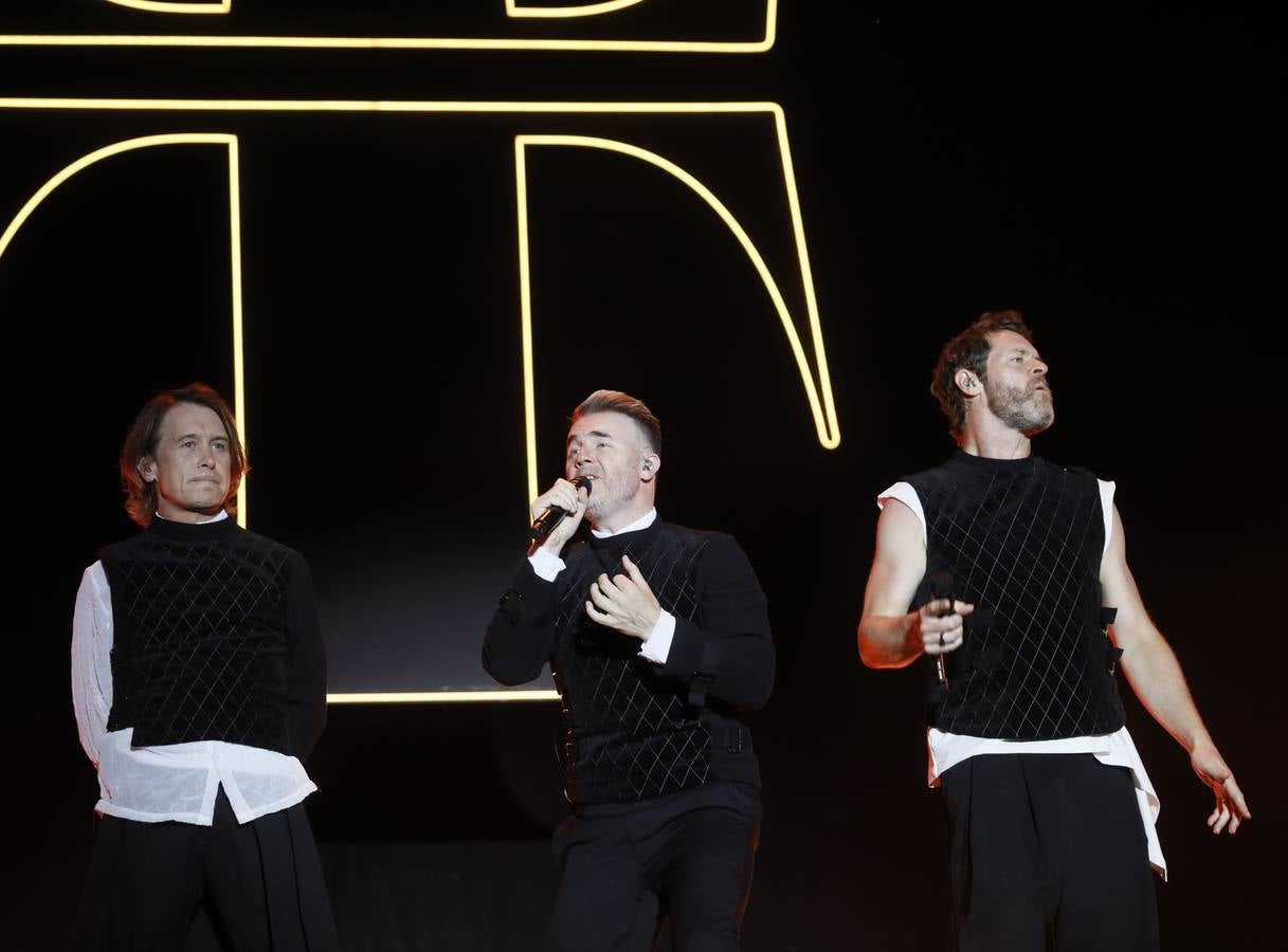 Gary Barlow, Mark Owen y Howard Donald en plena actuación en Sevilla