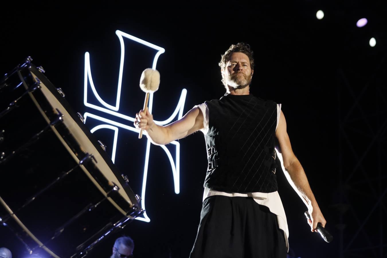Gary Barlow, Mark Owen y Howard Donald en plena actuación en Sevilla