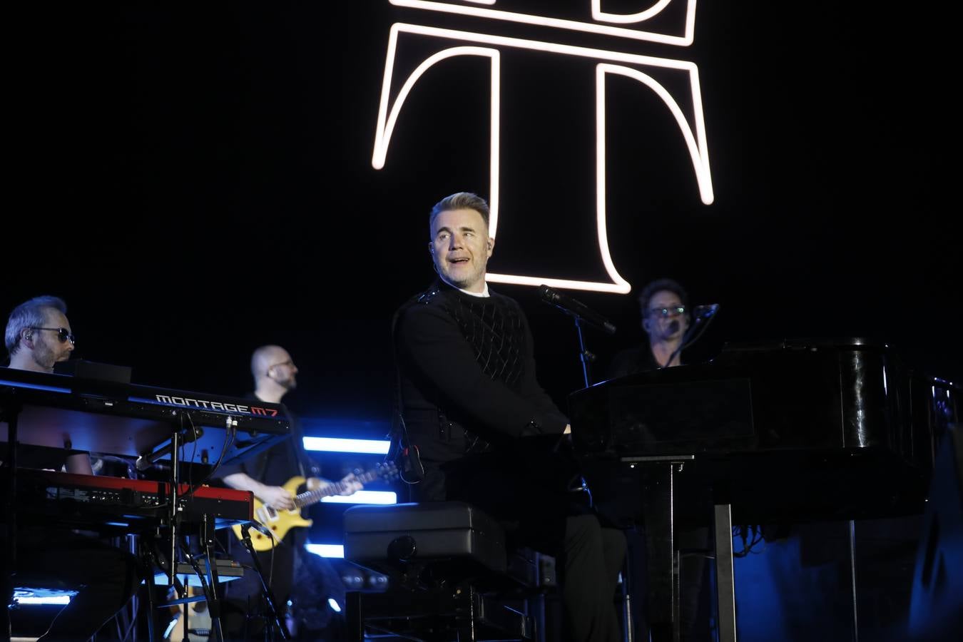 Gary Barlow, Mark Owen y Howard Donald en plena actuación en Sevilla