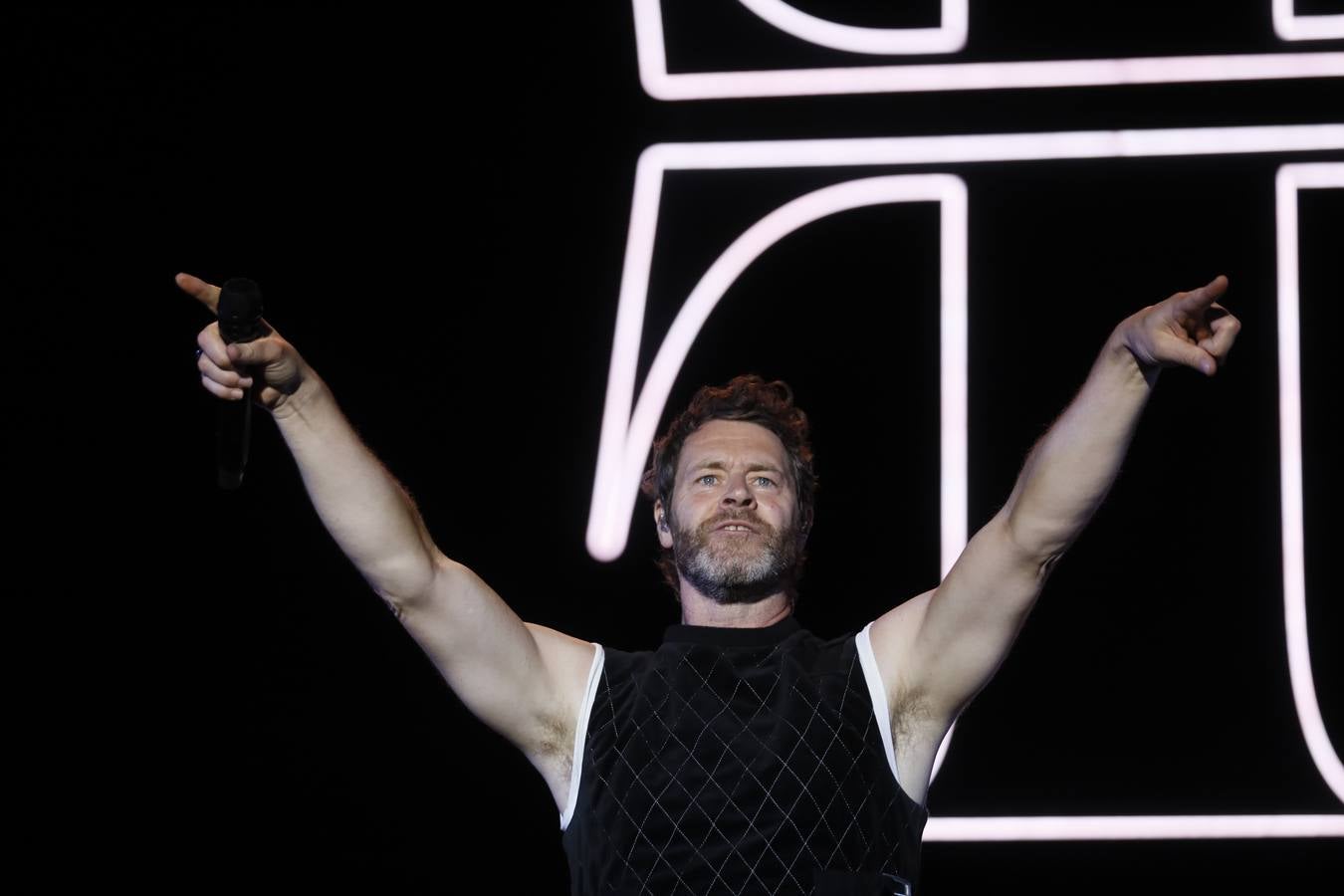 Gary Barlow, Mark Owen y Howard Donald en plena actuación en Sevilla