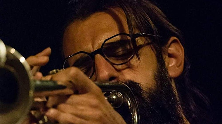 Nacho Loring tocando la trompeta