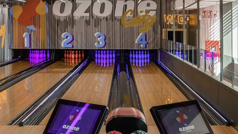 En el Centro Comercial Torre Sevilla existe la posibilidad de jugar una buena partida de bolos